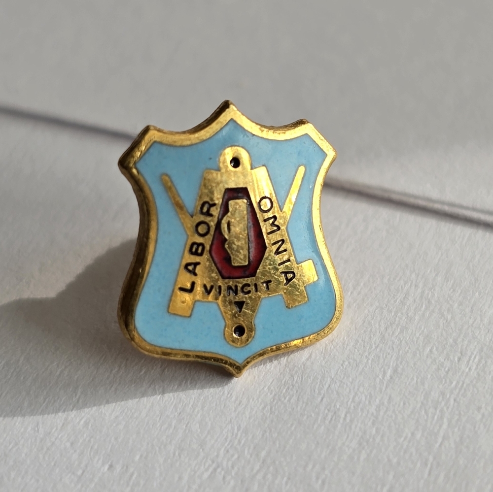 Vintage pin Labor Omnia Vincit Union Carpenters & Joiners brooch lapel - Picture 3 of 11